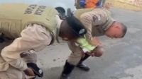 pms-salvam-bebe-que-estava-engasgada-no-complexo-do-alemao,-no-rio
