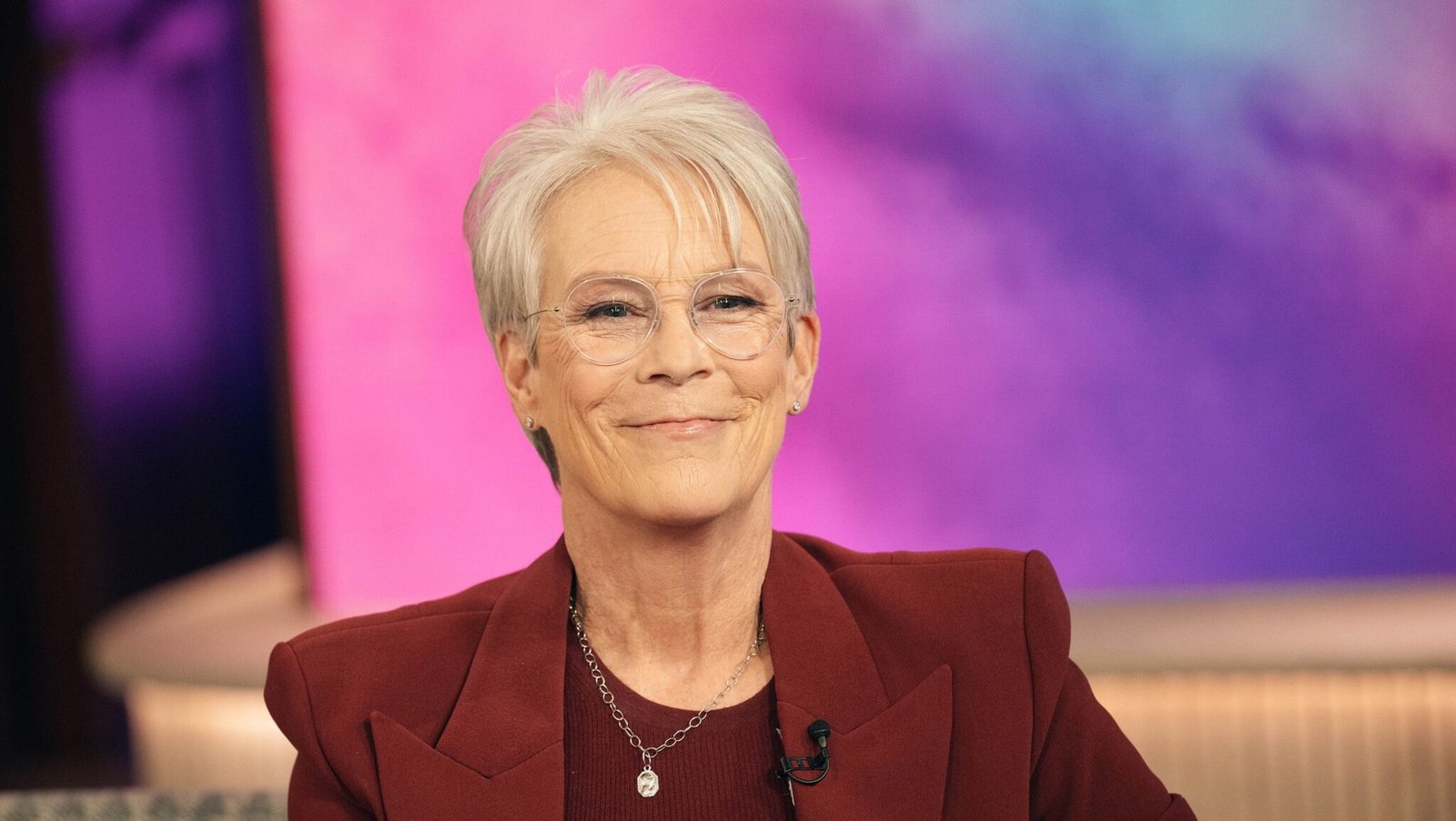 jamie-lee-curtis-relembra-luta-contra-o-alcool:-“viciada-controlada”