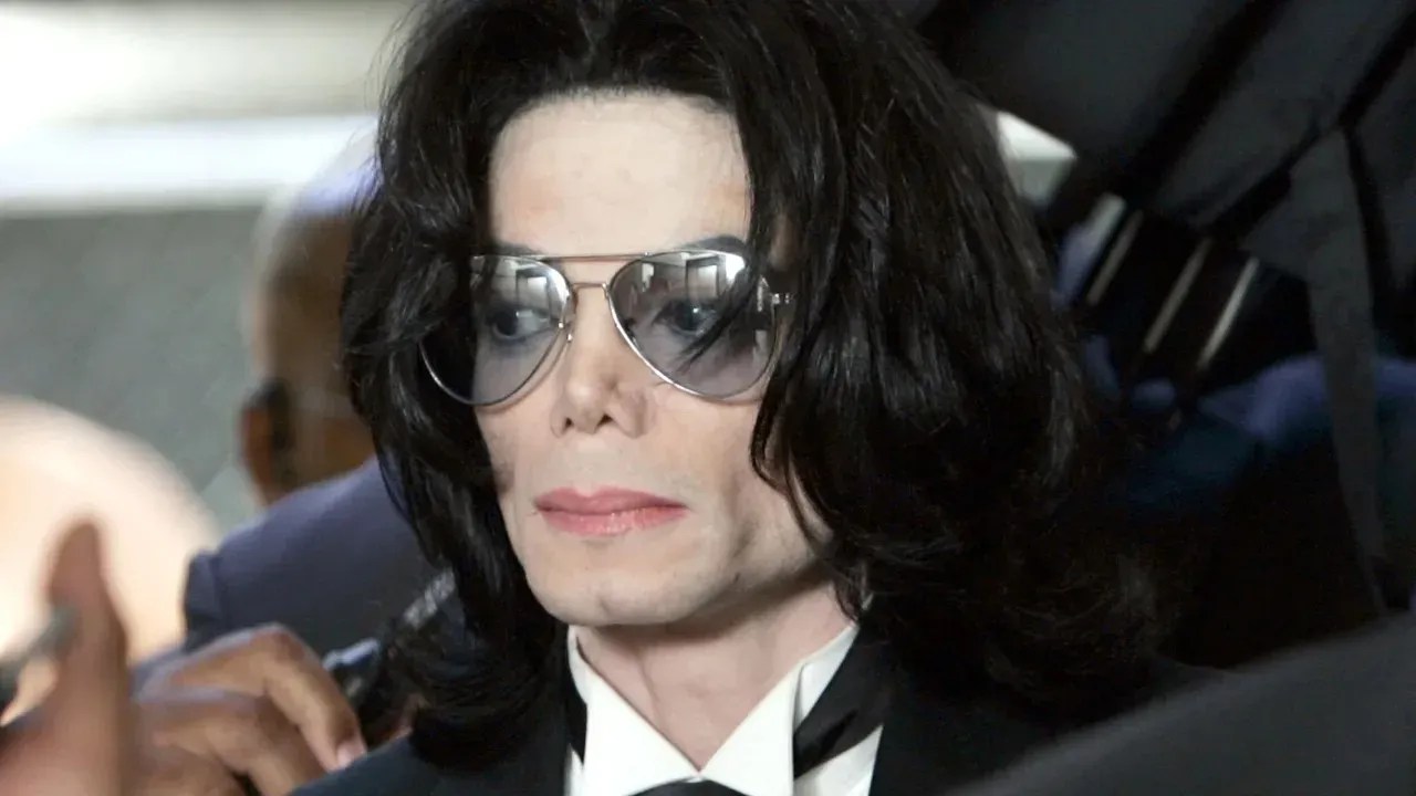 meia-usada-de-michael-jackson-e-vendida-por-mais-de-r$-40-mil;-veja