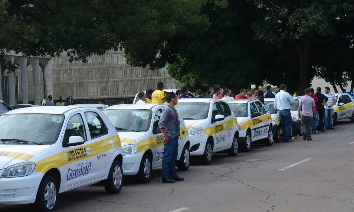 cnh:-fim-da-autoescola-obrigatoria-pode-elevar-acidentes,-diz-advogada