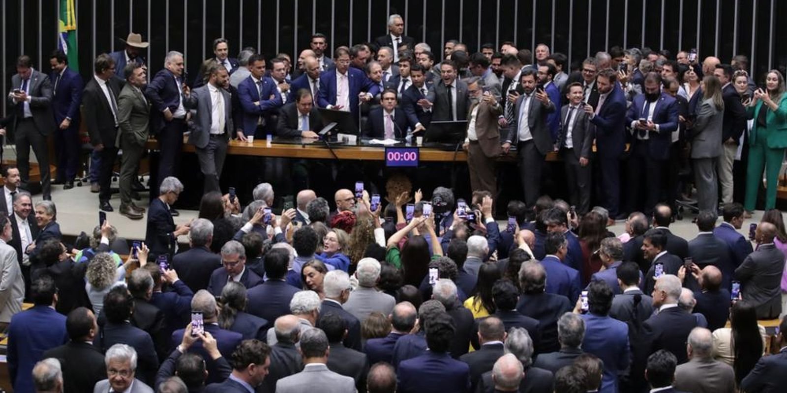 motta-abre-sessao-e-pede-respeito,-apos-motim-da-oposicao