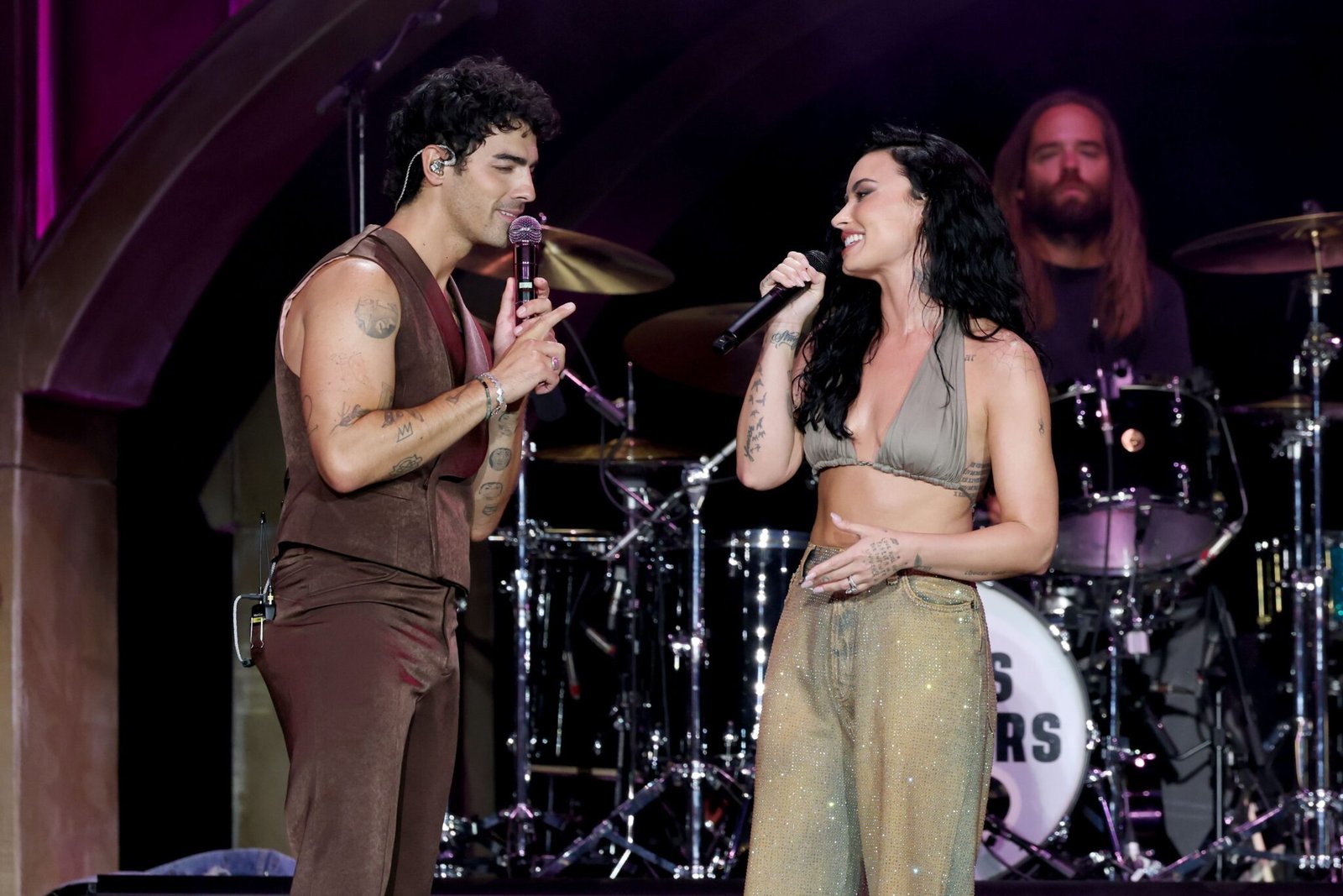 demi-lovato-revela-qual-dos-jonas-brothers-a-convidou-para-show