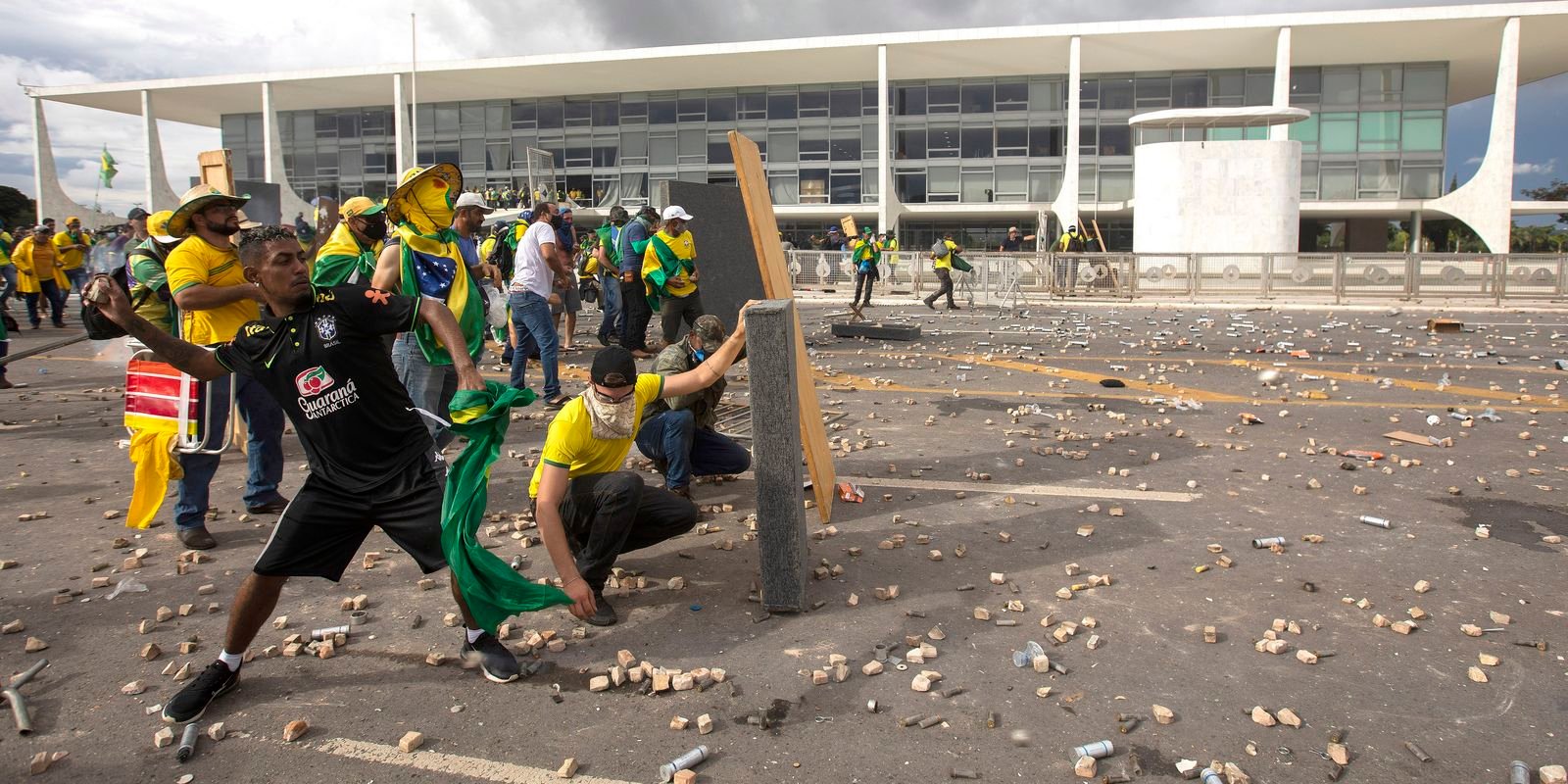mais-de-1,1-mil-pessoas-ja-foram-responsabilizadas-pelo-8-de-janeiro