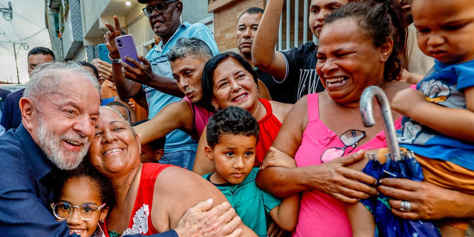 recife-–-pe:-moradores-de-brasilia-teimosa-recebem-titulos-fundiarios
