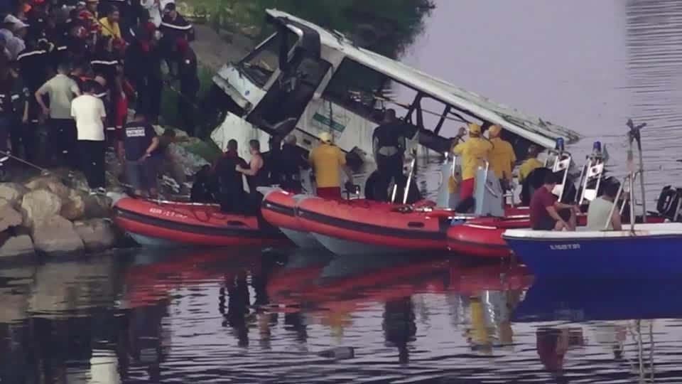 onibus-cai-em-rio-na-argelia-deixando-pelo-menos-18-mortos