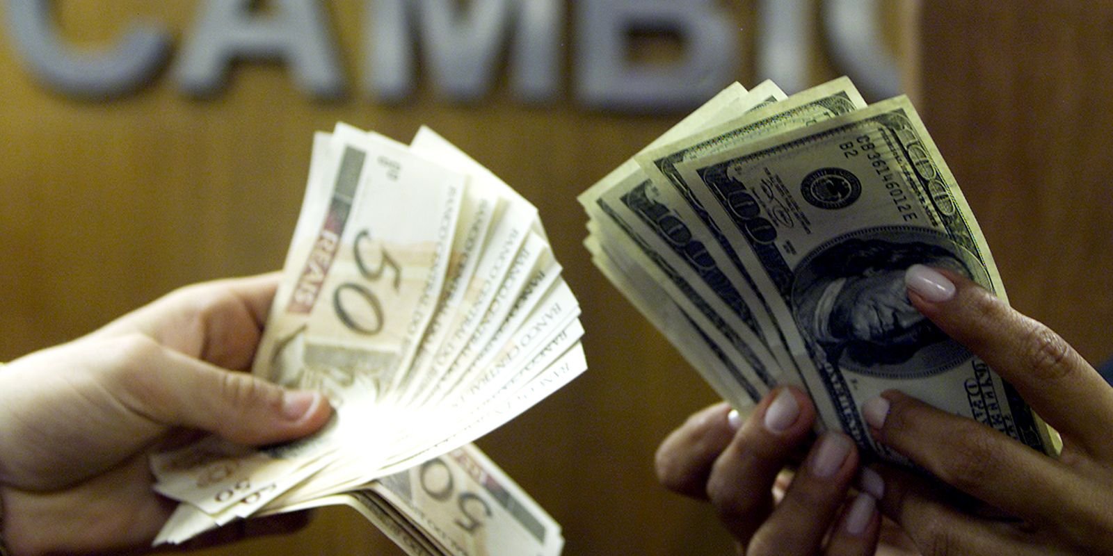 dolar-segue-mercado-internacional-e-sobe-para-r$-5,43