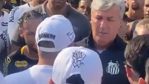 torcedores-do-santos-invadem-ct-rei-pele;-veja-detalhes