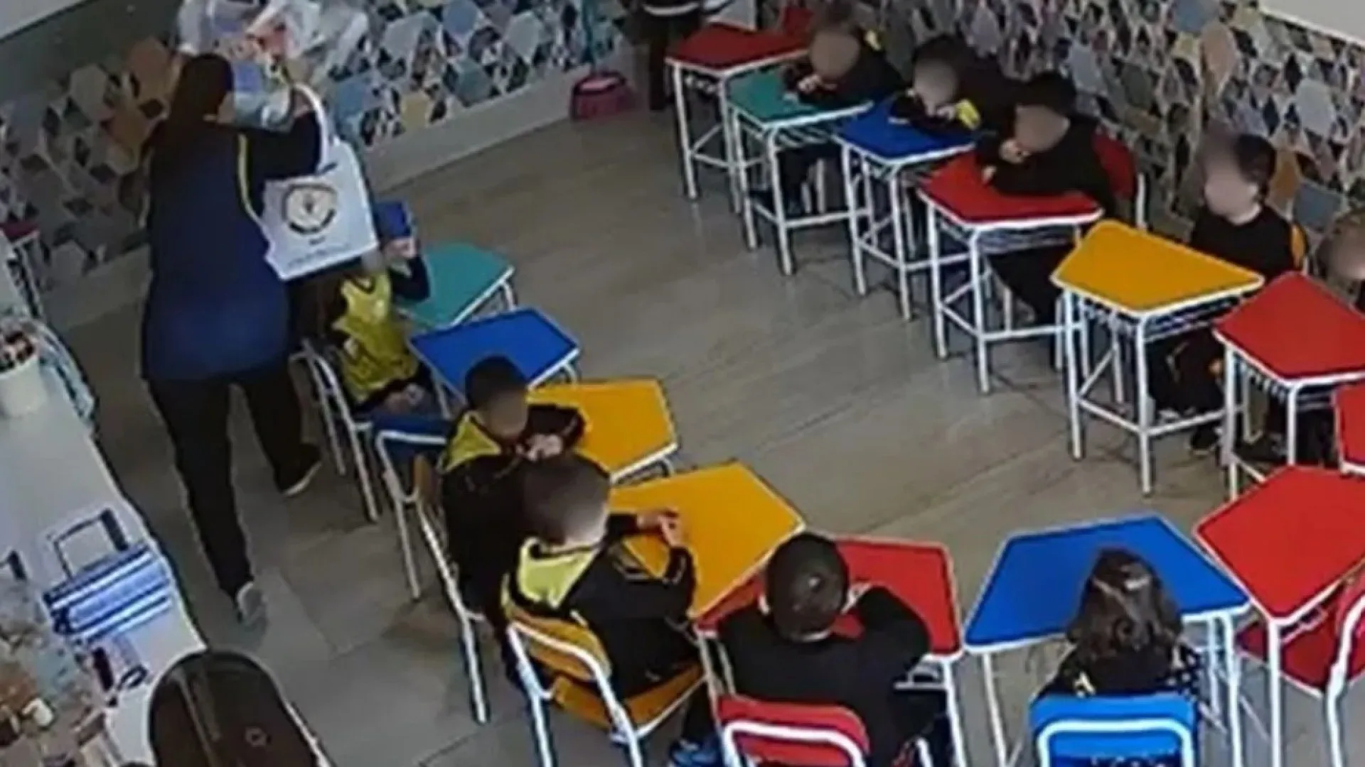 professora-agride-aluno-de-4-anos-com-pilha-de-livros-no-rs;-video