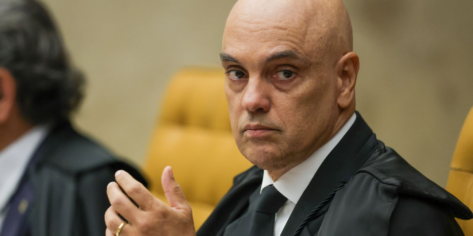 moraes-da-48h-para-bolsonaro-explicar-documento-sobre-asilo-politico