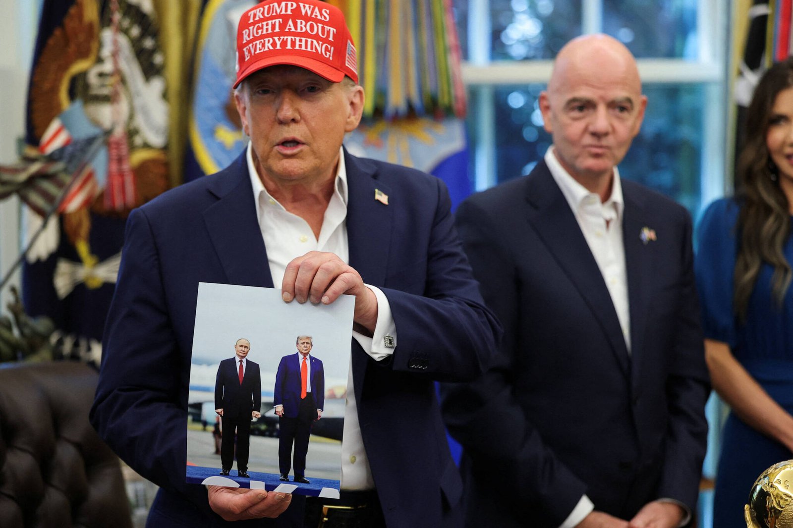 trump-exibe-foto-enviada-por-putin-de-encontro-no-alasca-e-elogia-russo;-veja-video