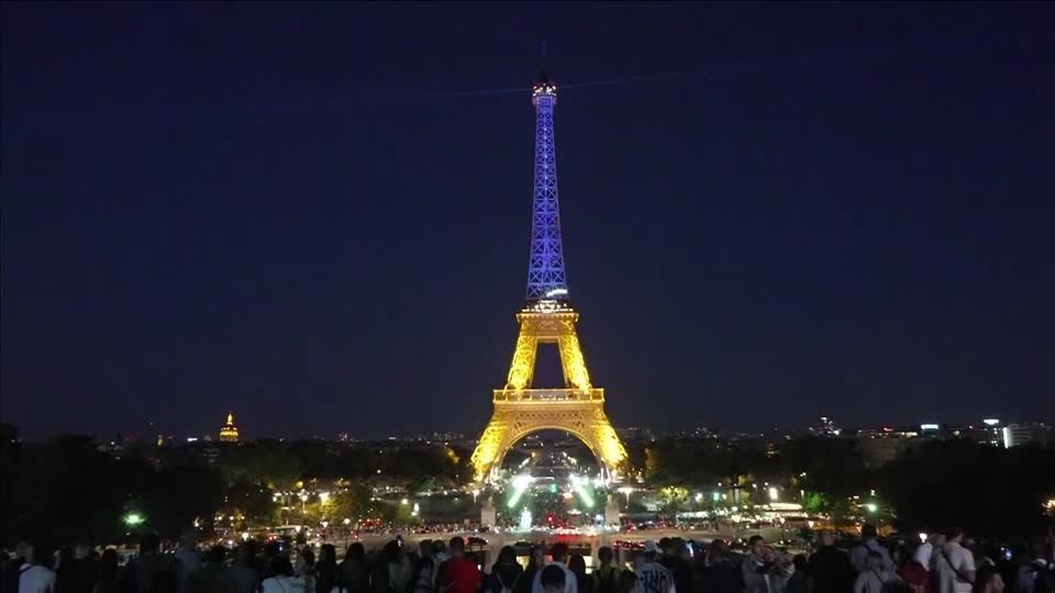 torre-eiffel-ganha-cores-da-ucrania-em-dia-da-independencia