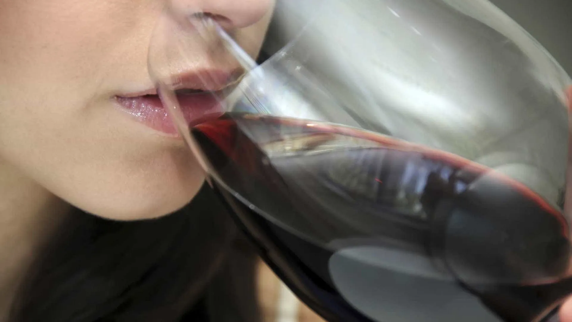 cafe-e-vinho-escurecem-os-dentes?-dentista-explica-como-evitar-manchas-e