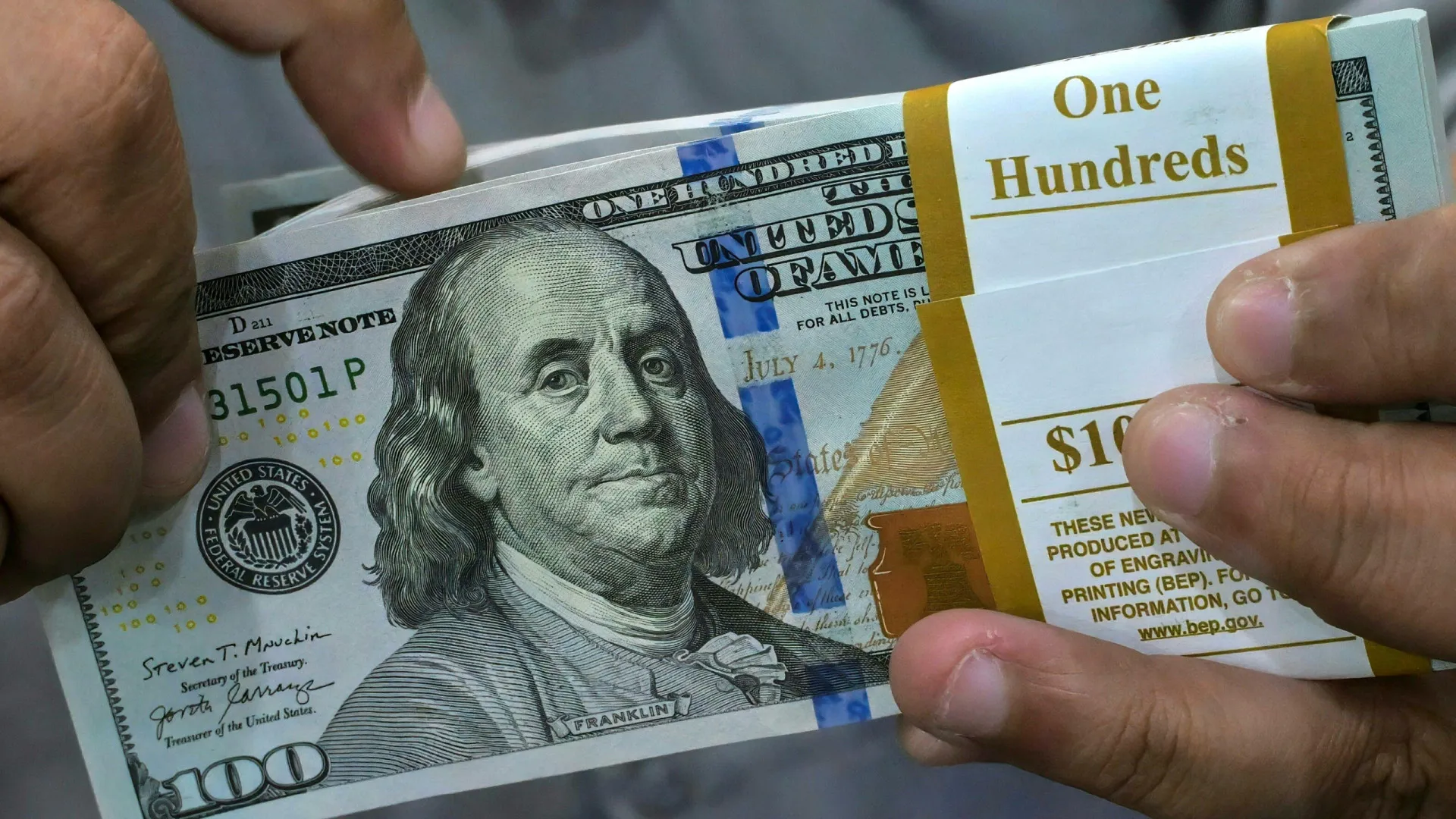 dolar-sobe-puxado-por-exterior,-mas-perde-forca-com-melhora-do-petroleo