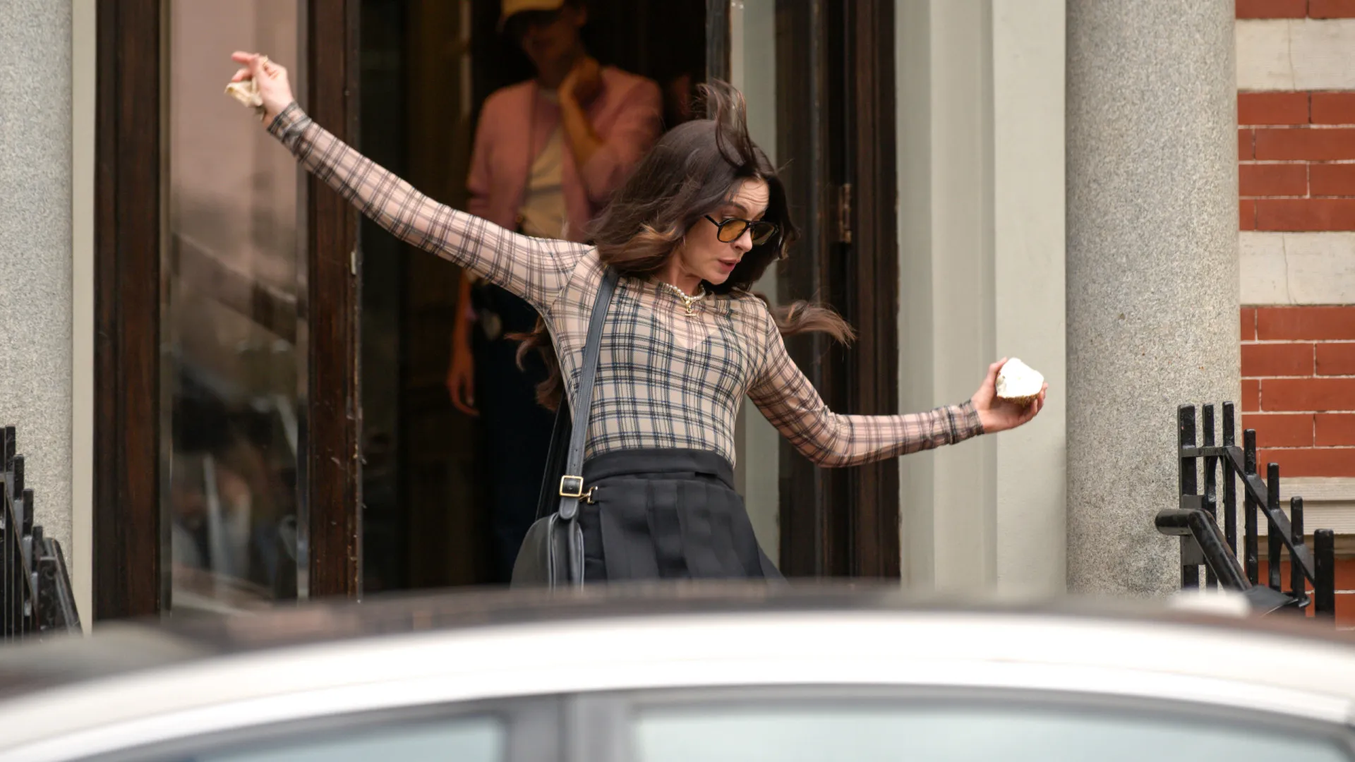 anne-hathaway-leva-tombo-em-set-de-‘o-diabo-veste-prada-2’-e-reage-com-bom-humor