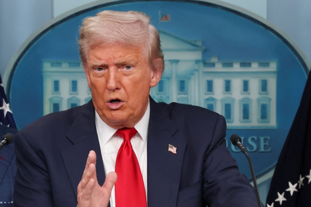 trump-“nao-esta-feliz”,-mas-“nao-esta-surpreso”-com-ataque-da-russia-a-kiev
