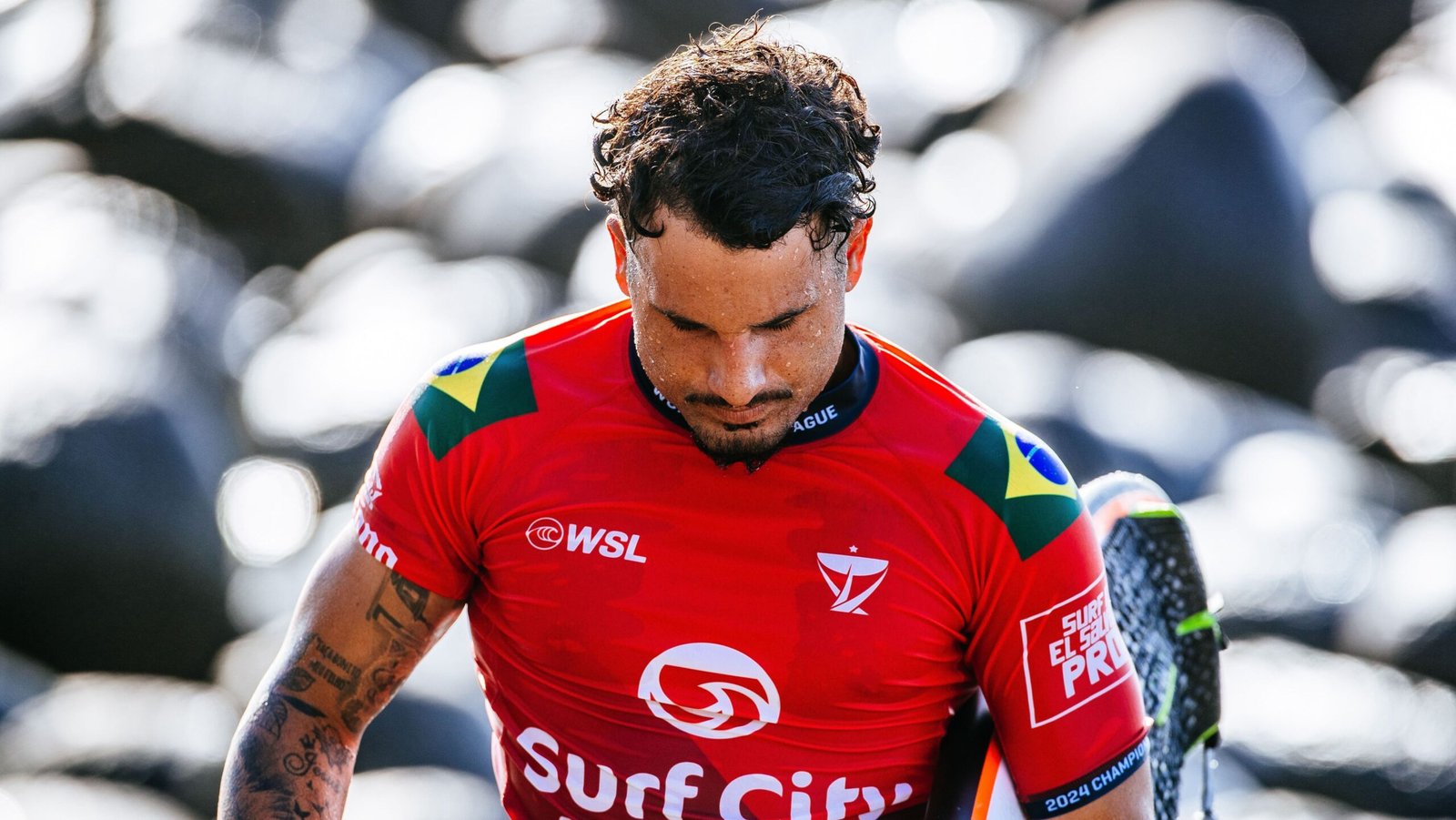 wsl-finals:-mar-“flat”-em-fiji-adia-decisao-com-brasileiros-yago-e italo