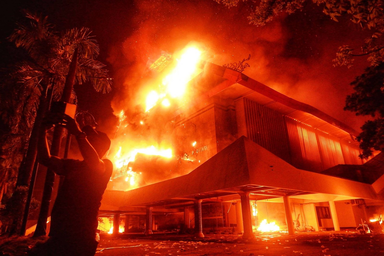 tres-pessoas-morrem-em-incendio-durante-protesto-contra-governo-na-indonesia
