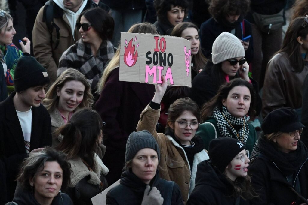 grupos-online-com-fotos-intimas-motivam-debate-sobre-violencia-contra-a-mulher-na-italia