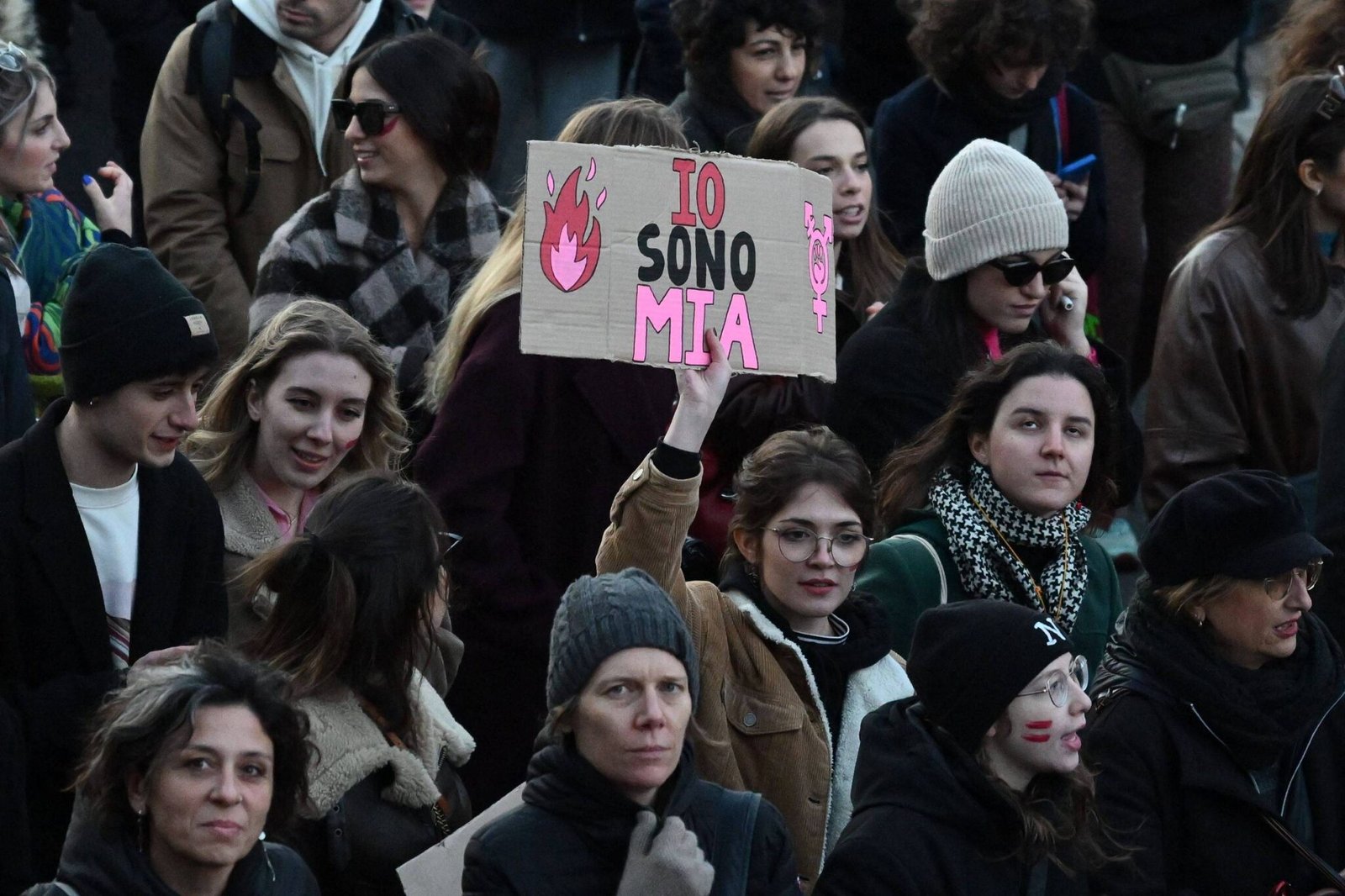 grupos-online-com-fotos-intimas-motivam-debate-sobre-violencia-contra-a-mulher-na-italia