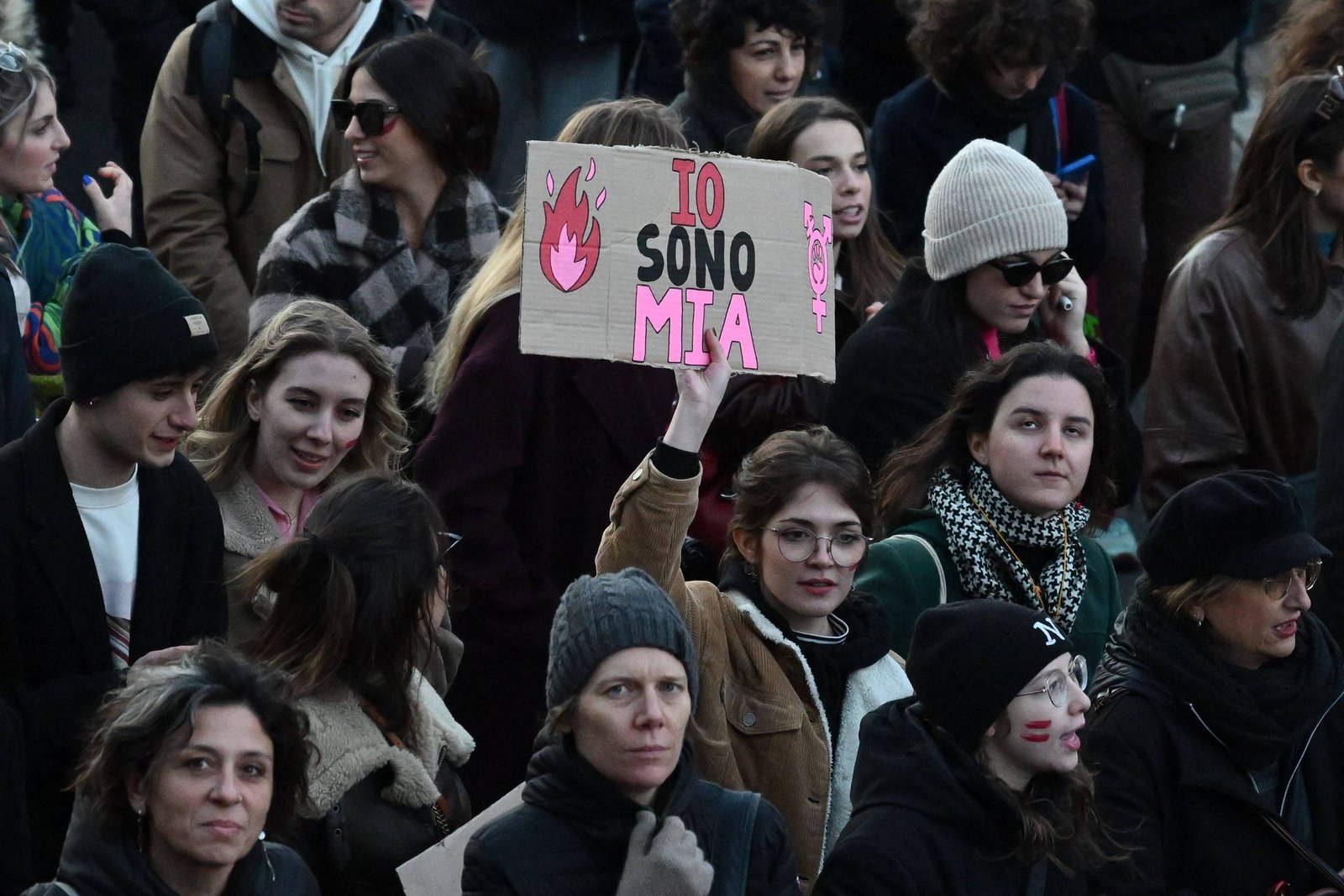 grupos-online-com-fotos-intimas-motivam-debate-sobre-violencia-contra-a-mulher-na-italia