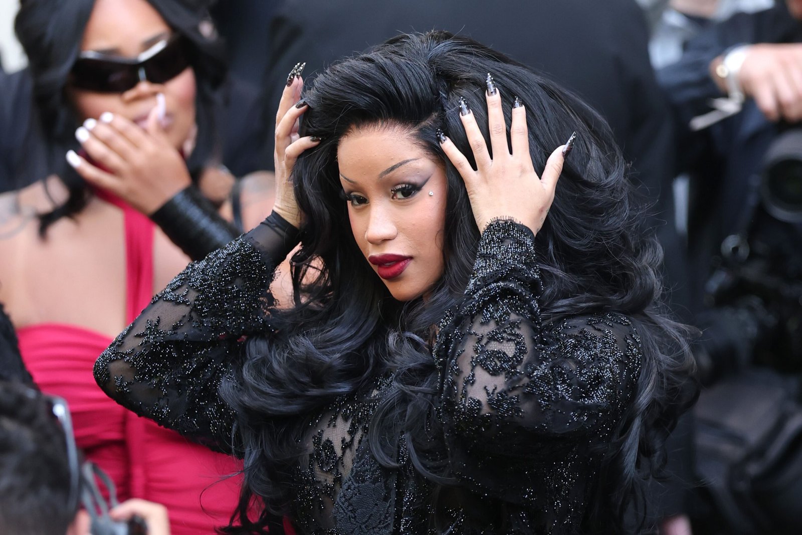 cardi-b-leva-sua-autenticidade-crua-ao-tribunal,-atraindo-uma-multidao