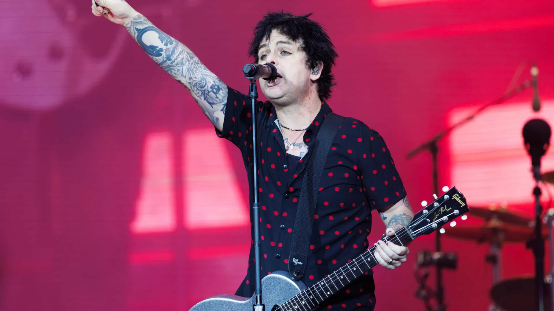 vocalista-do-green-day-chama-trump-de-‘idiota-completo’-e-critica-postura-politica-do-presidente