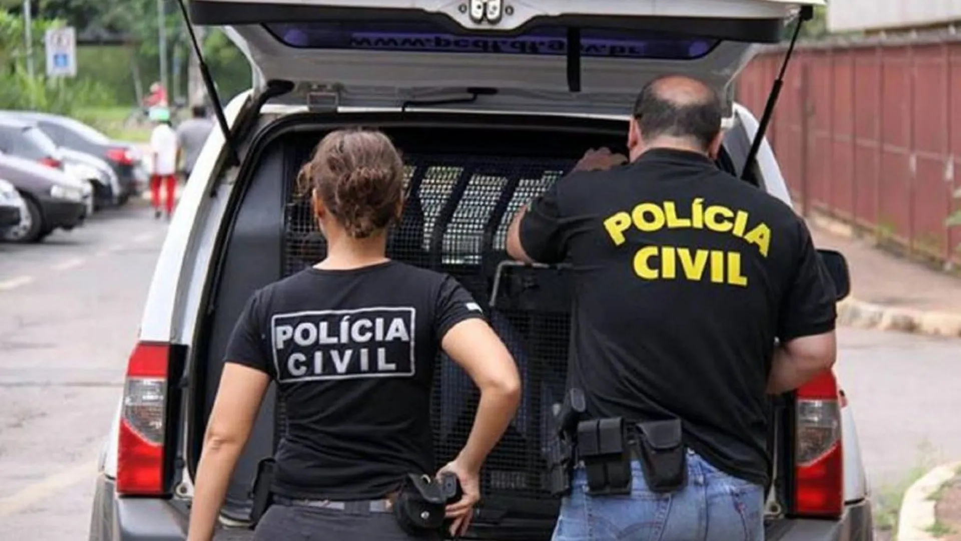 policia-prende-dois-suspeitos-de-invadir-e-assaltar-casa-de-ex-mulher-de-bolsonaro