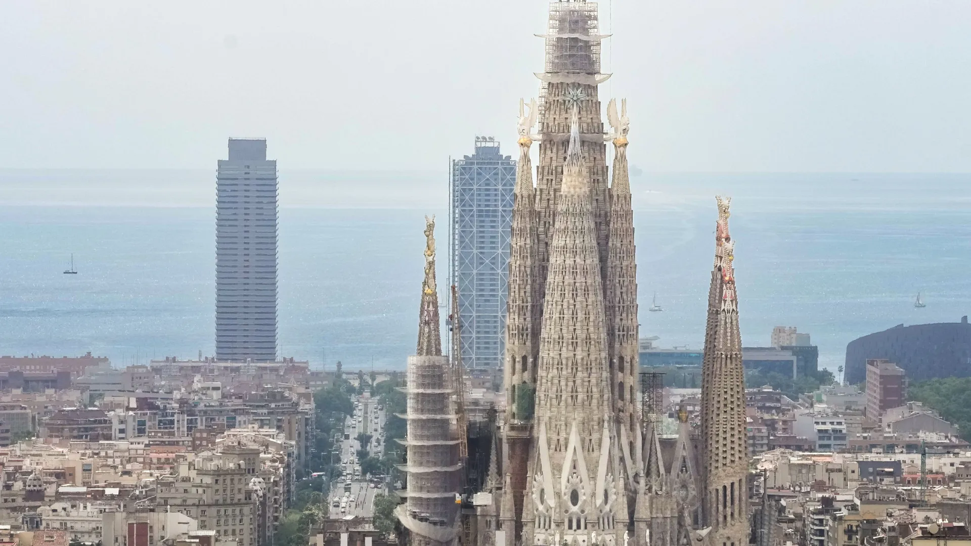 ativistas-climaticas-lancam-tinta-contra-basilica-da-sagrada-familia