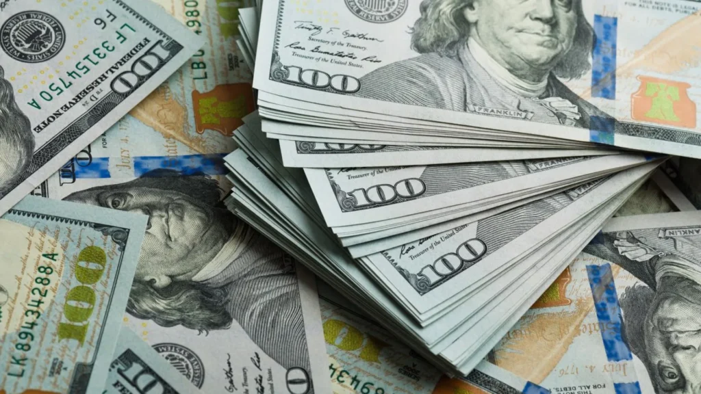dolar-opera-em-alta-e-vai-a-r$-5,44-nesta-segunda-feira-(1o)