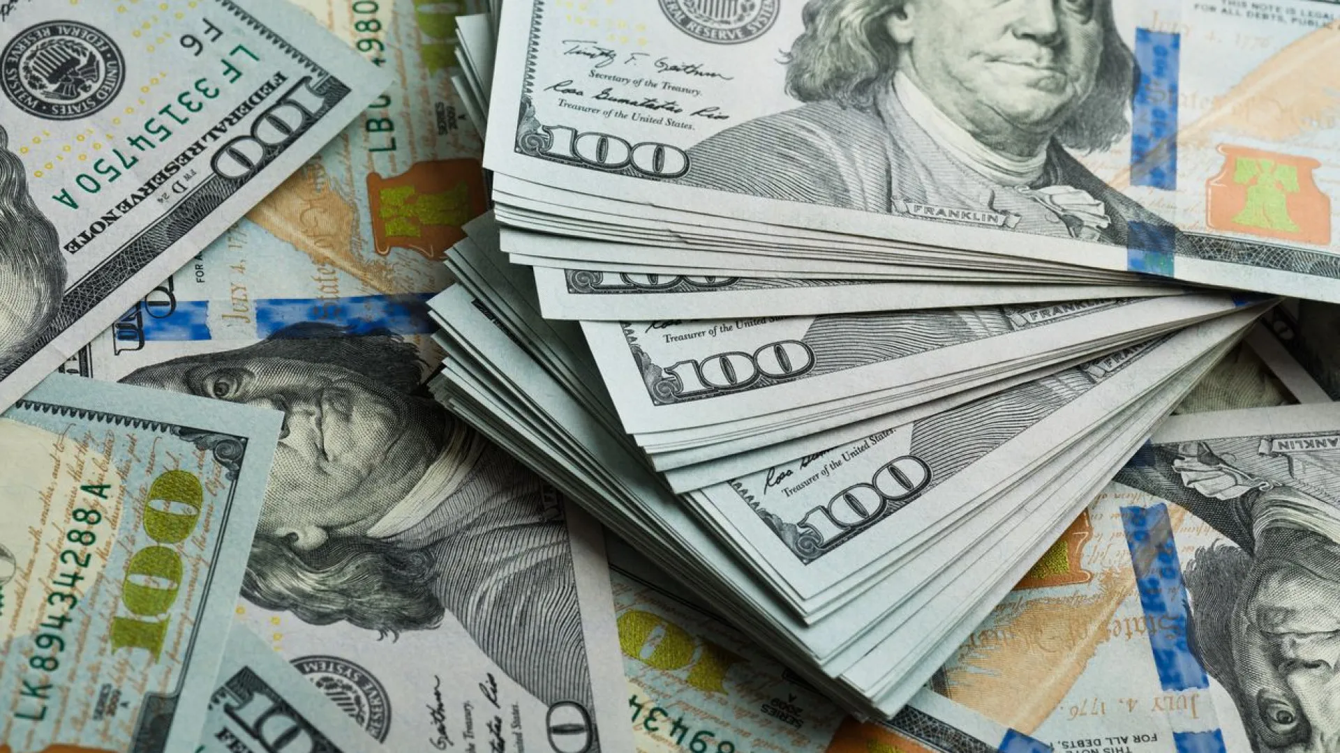 dolar-opera-em-alta-e-vai-a-r$-5,44-nesta-segunda-feira-(1o)