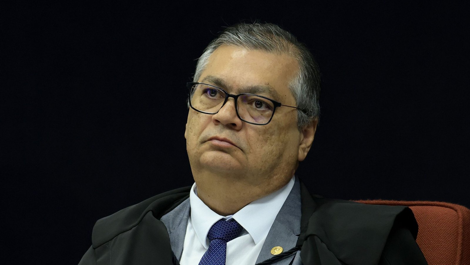 mulher-tenta-agredir-dino-durante-voo,-diz-assessoria