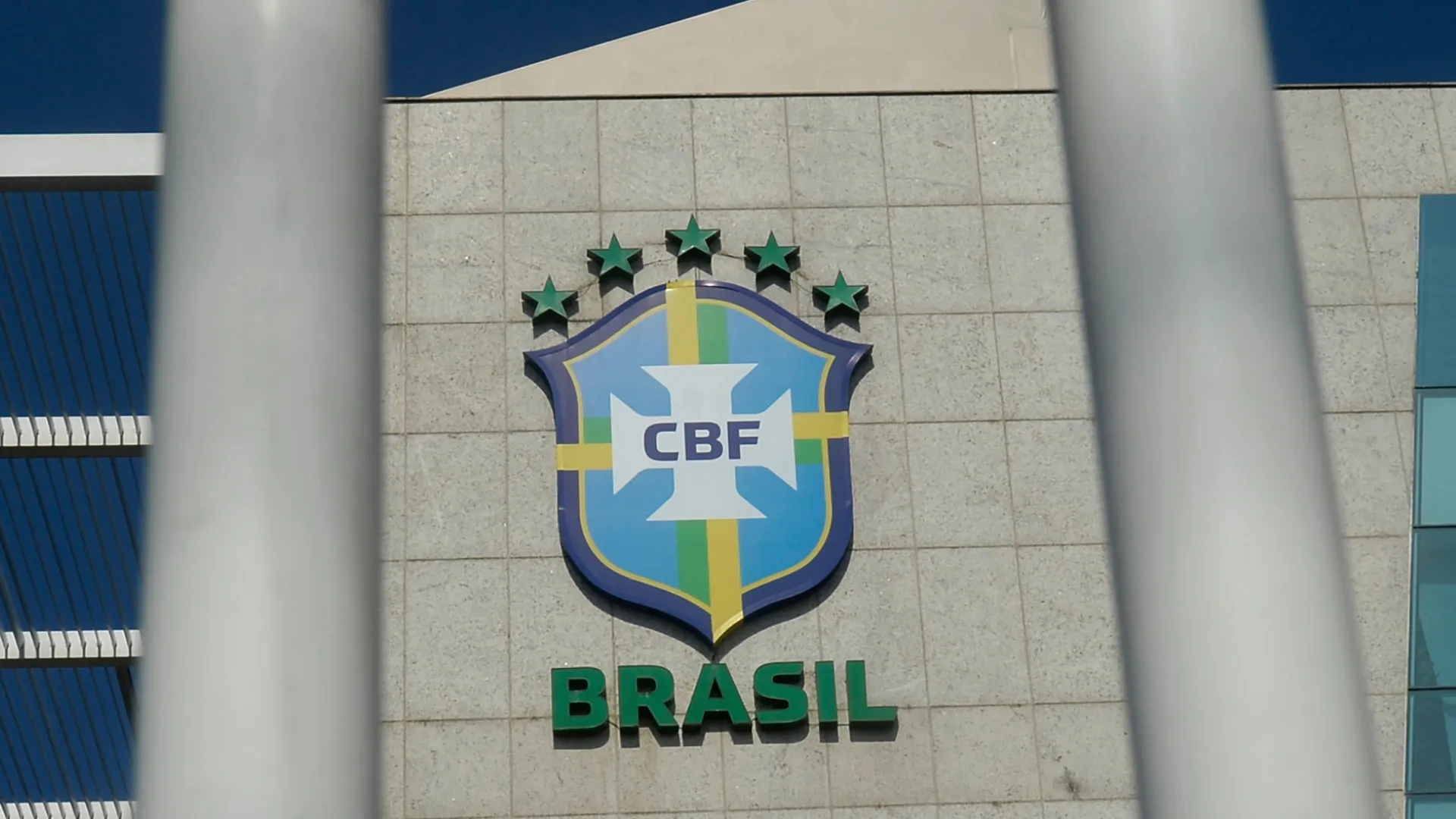 como-a-‘central-de-transferencias’-da-cbf-atua-no-fechamento-da-janela