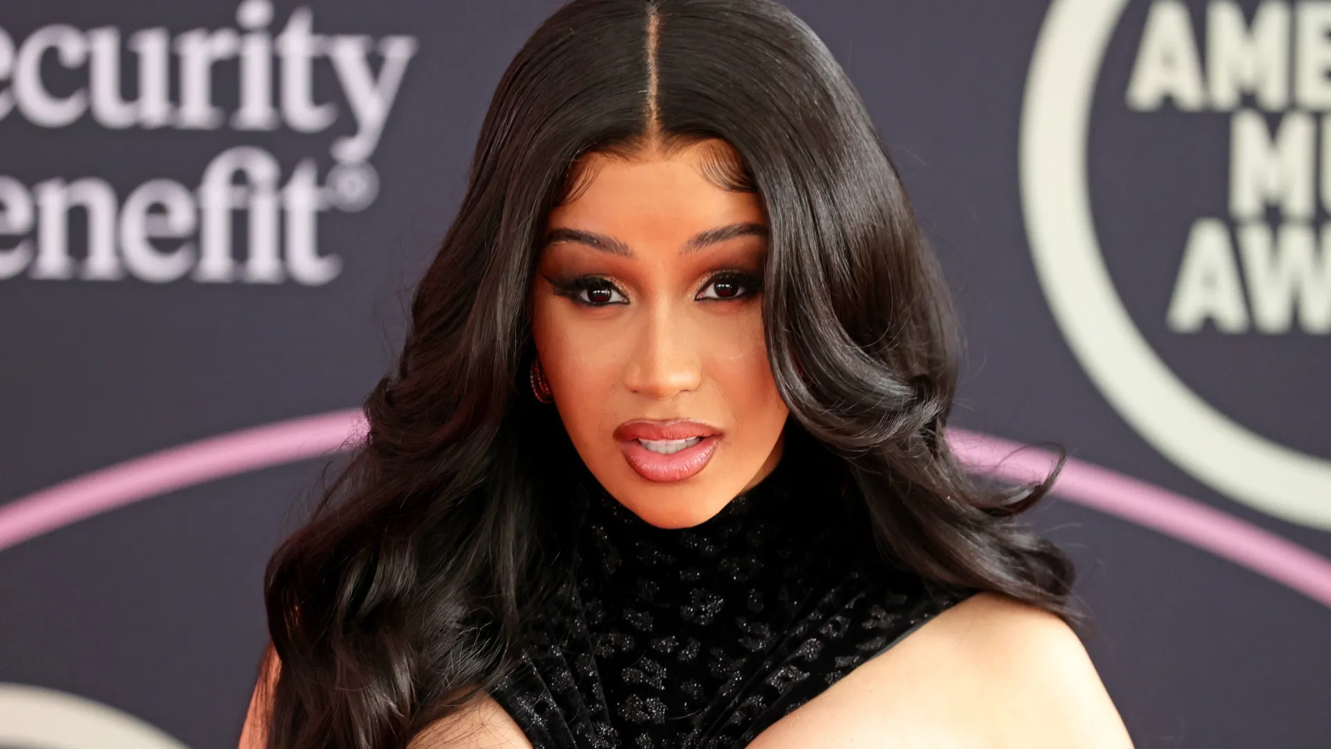 cardi-b-e-considerada-inocente-de-agressao,-cochila-em-tribunal-e-atira-caneta-em-reporter