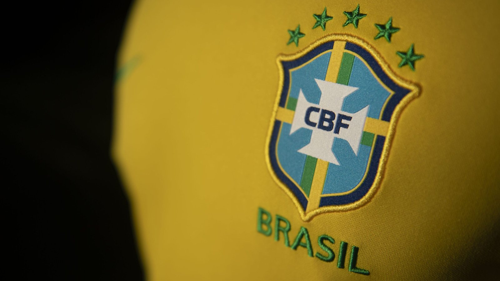 analise:-lula-quer-resgatar-patriotismo-em-campanha-com-camiseta-da-selecao