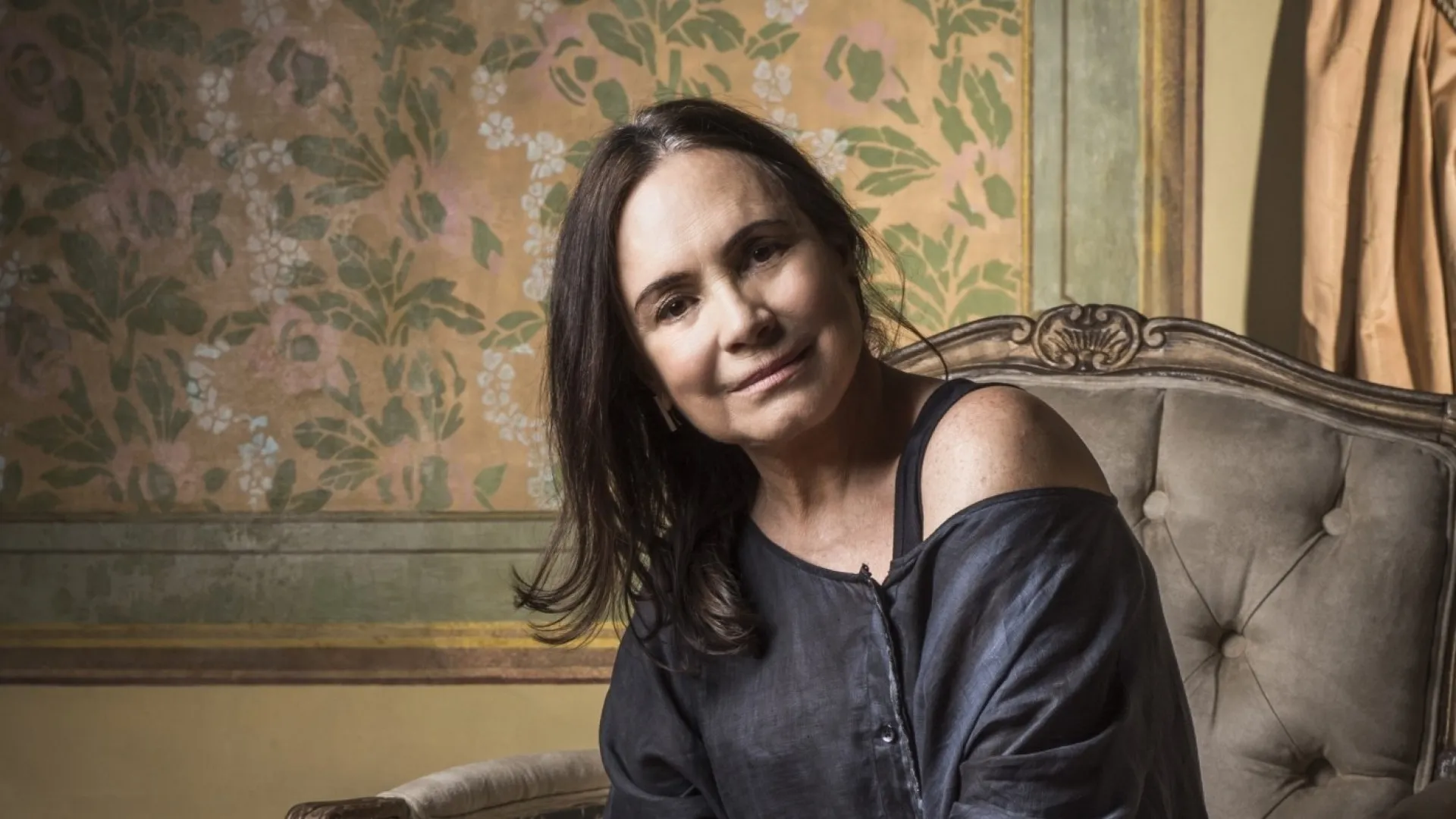 regina-duarte-deixa-evento-de-arte-em-sp-de-cadeira-de-rodas