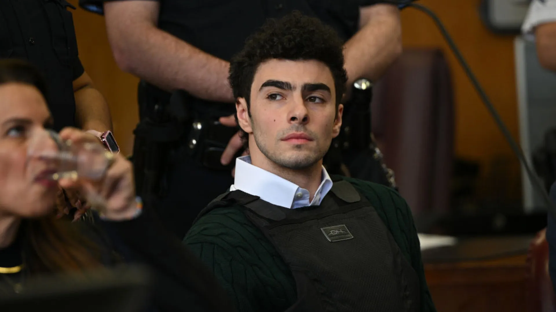 shein-abre-investigacao-apos-imagem-de-luigi-mangione-aparecer-em-anuncio-de-camisa