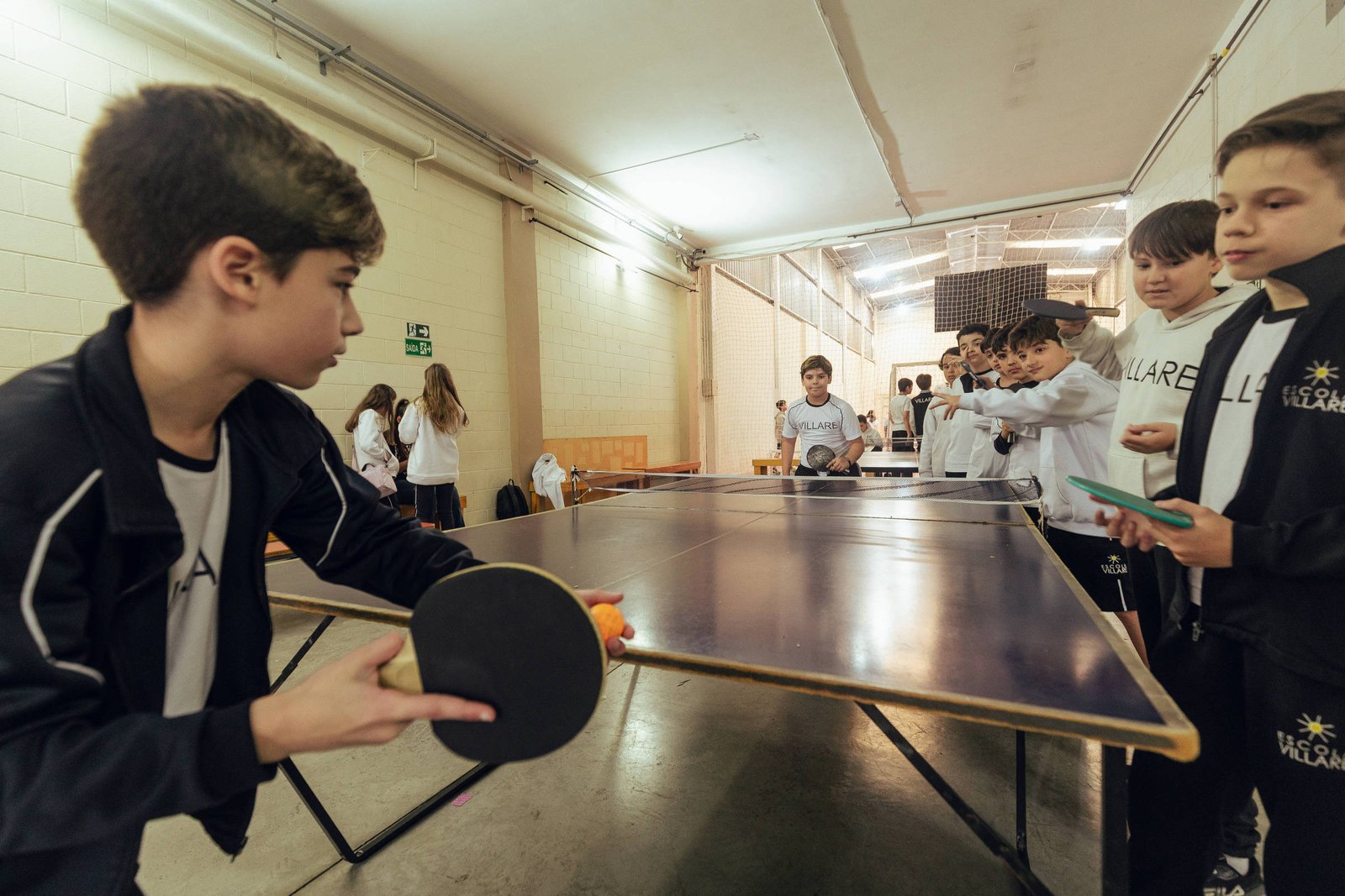 alunos-agora-sem-celular-na-escola-voltam-a-brincar-no-intervalo-e-a-ler-no-papel