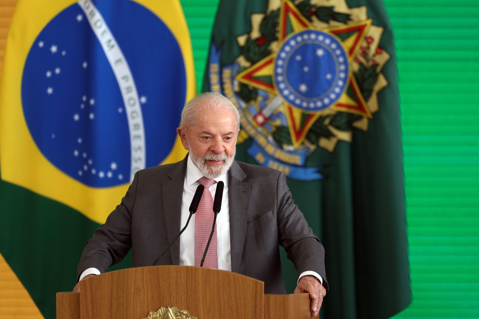 lula-convida-antonio-e-camila-pitanga-para-assistir-“males”-no-alvorada