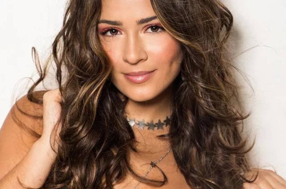 giullia-buscacio-revela-por-que-pediu-aos-pais-para-nao-verem-novo-papel