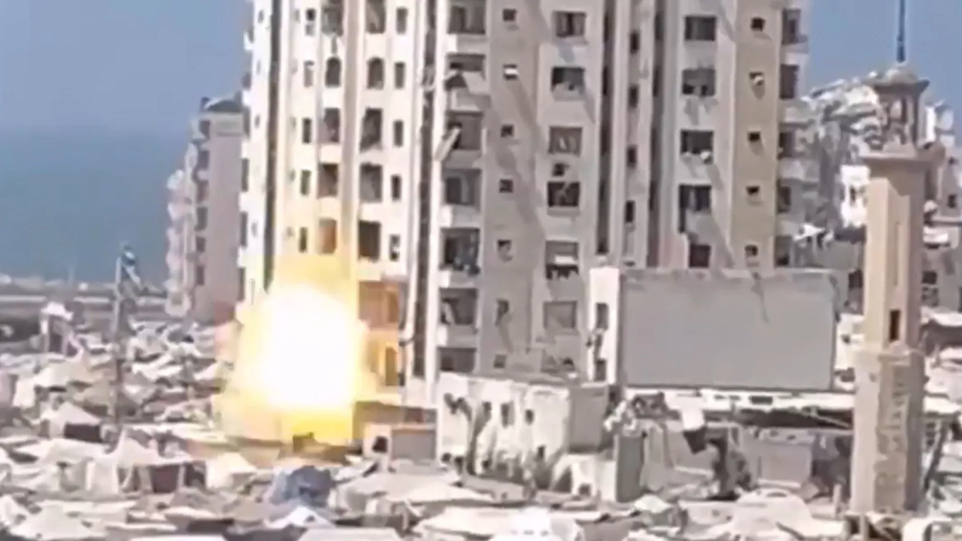 veja-o-momento-em-que-um-edificio-em-gaza-colapsa-apos-ataque-israelense