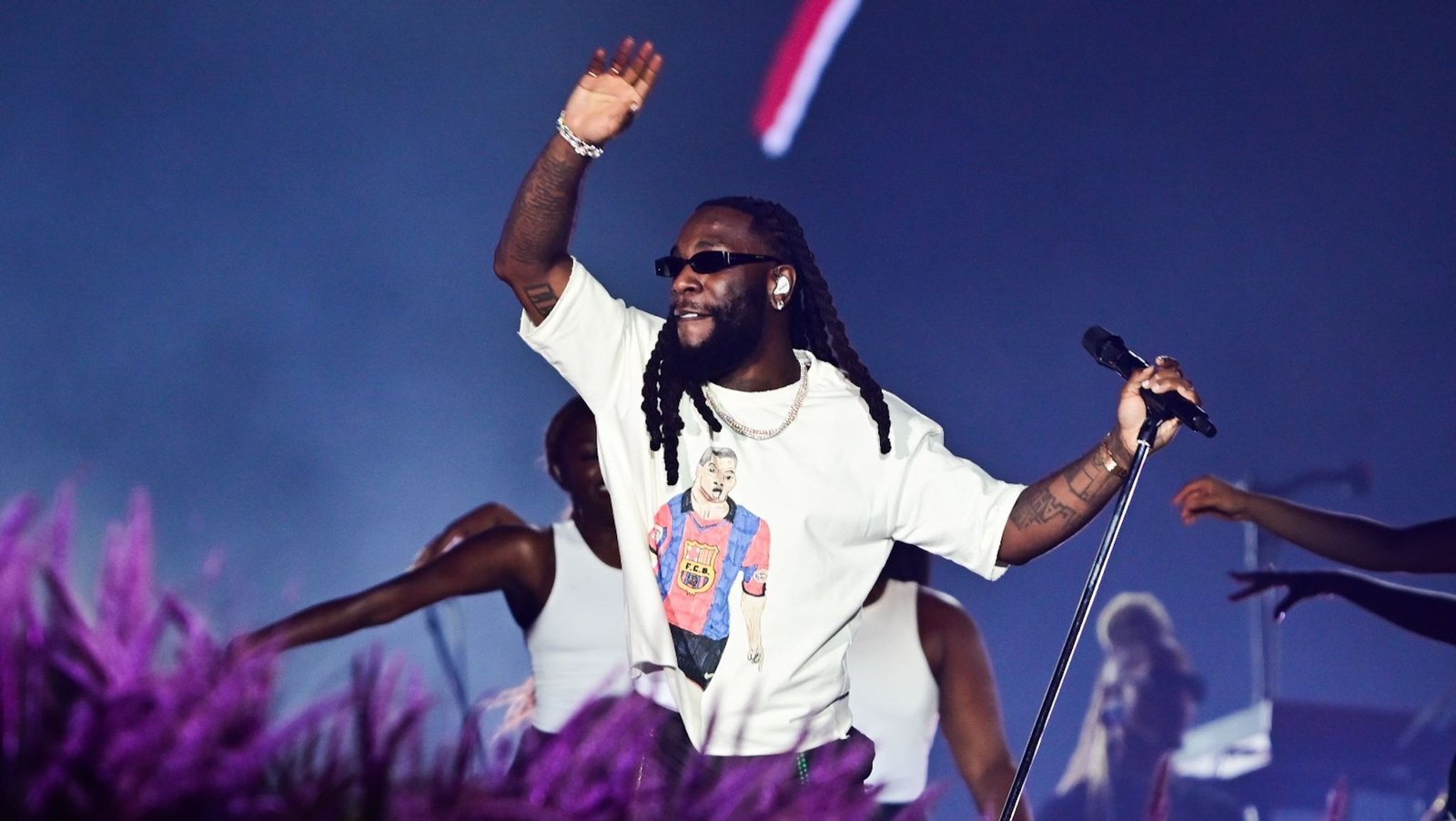 no-the-town,-burna-boy-usa-camiseta-com-caricatura-de-jogador-brasileiro
