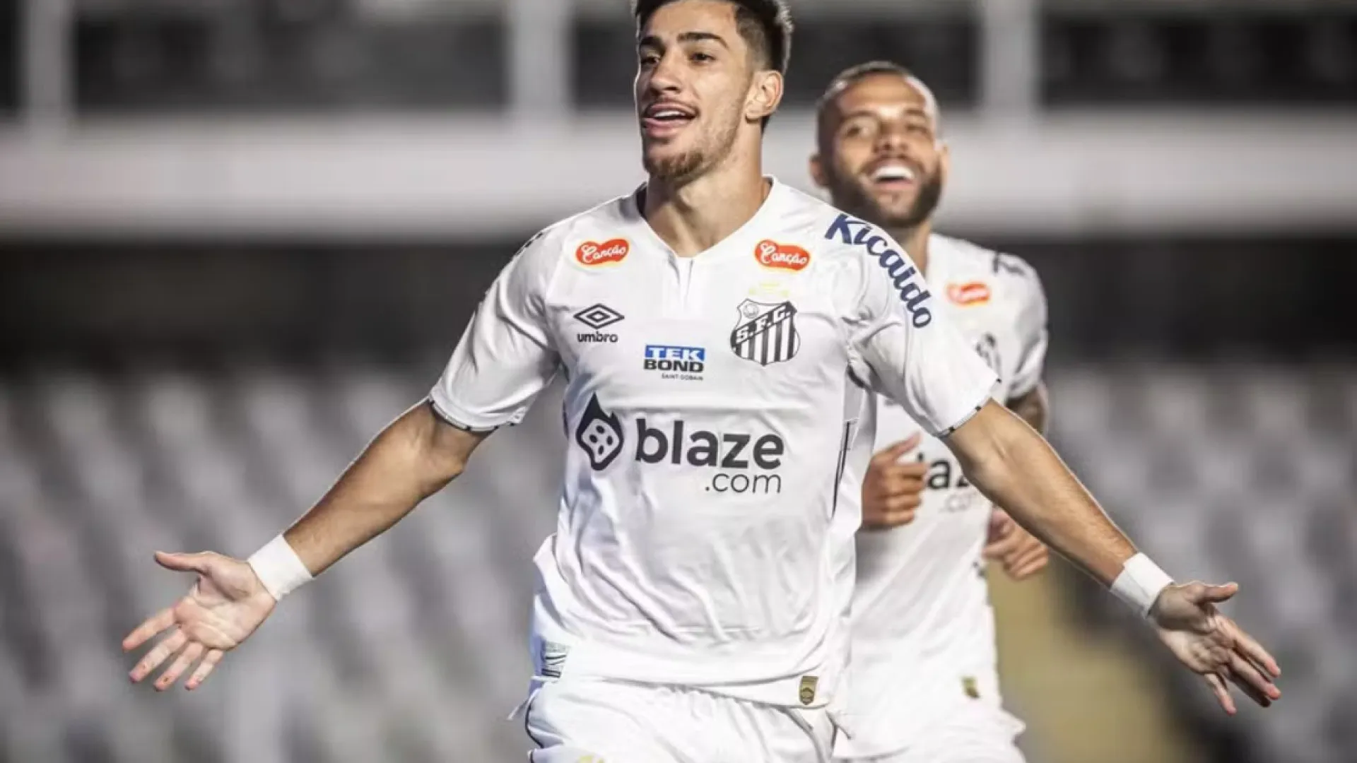 ex-santos-da-chute-no-portao-e-ataca-cameras-da-casa-da-namorada;-video