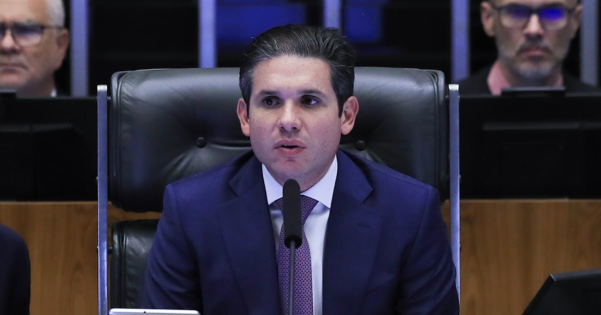 plateia-no-desfile-de-7-de-setembro-em-brasilia-canta-‘sem-anistia’-diante-de-presidente-da-camara