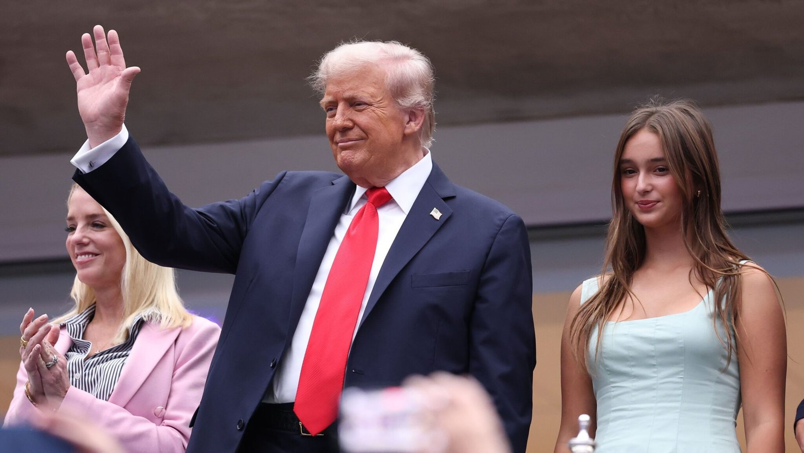 trump-chega-ao-us-open-com-aplausos-e-vaias-e-provoca-atraso-por-seguranca