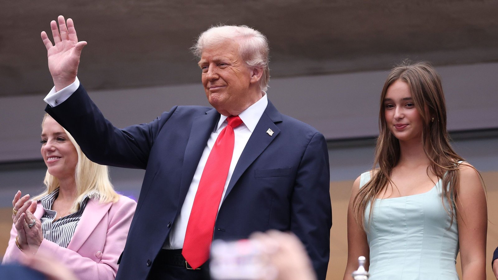 trump-chega-ao-us-open-com-aplausos-e-vaias-e-provoca-atraso-por-seguranca