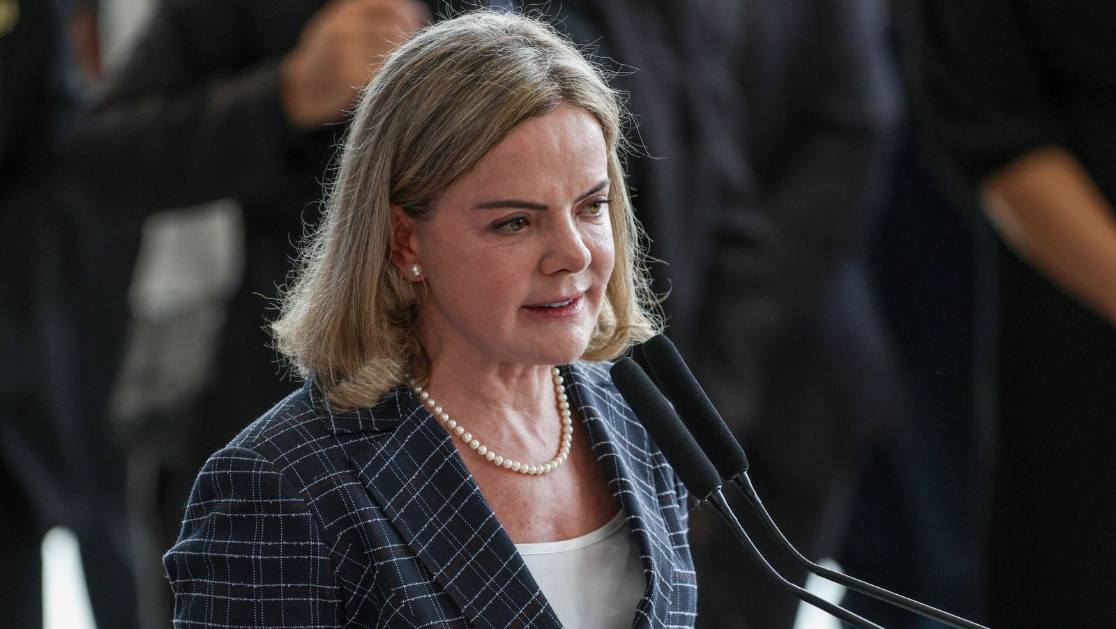 gleisi-diz-que-tarcisio-foi-a-ato-defender-impunidade-e-traidores