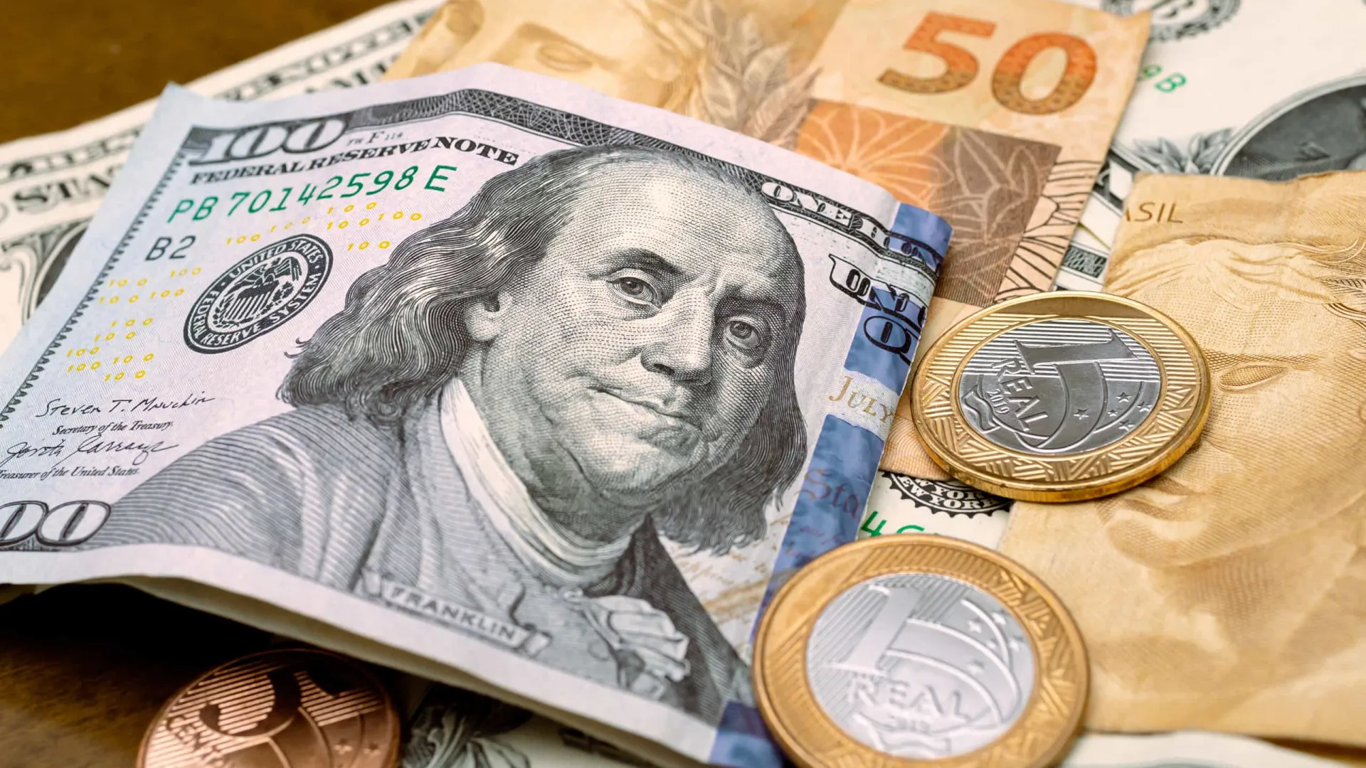 dolar-no-fim-de-2025-passa-de-r$-5,56-para-r$-5,55,-calcula-focus