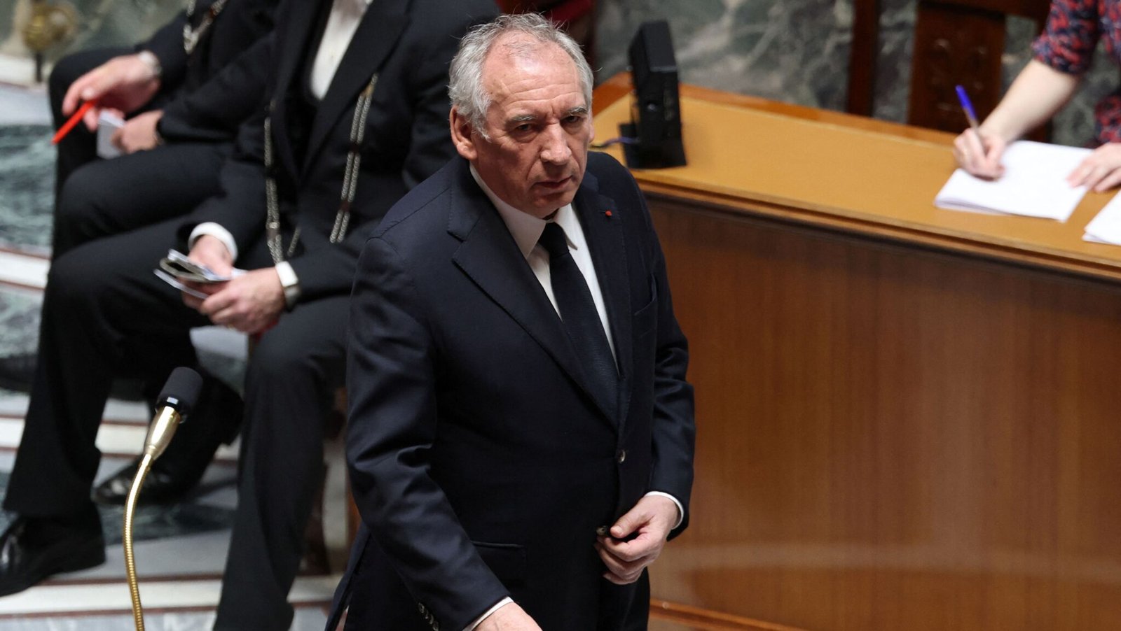 primeiro-ministro-da-franca-perde-voto-de-confianca-do-parlamento