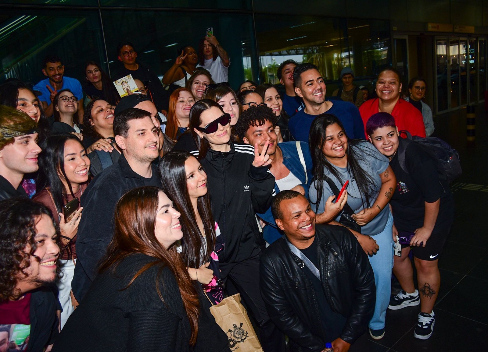 jessie-j-desembarca-no-brasil-em-meio-a-tratamento-de-cancer;-confira