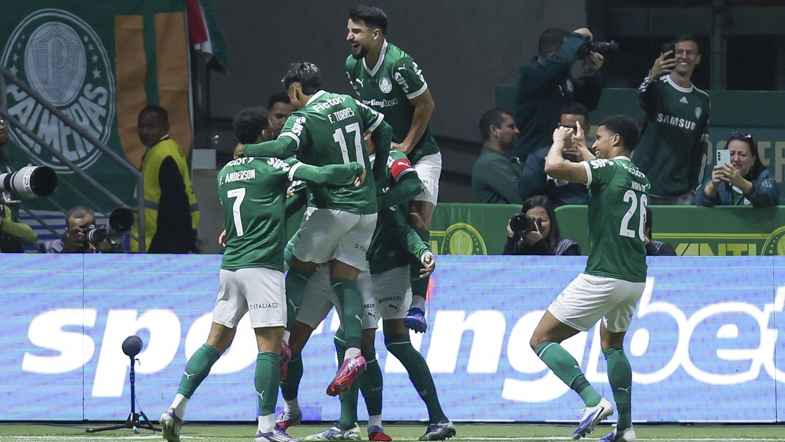 brasileirao:-palmeiras-goleia,-corinthians-vence-e-mirassol-entra-no-g4